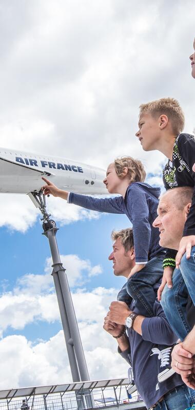 Besucher vor der Concorde