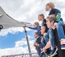 Besucher vor der Concorde