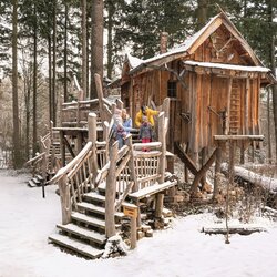 Baumhaus im Natur-Resort im Erlebnispark Tripsdrill | © gordon below