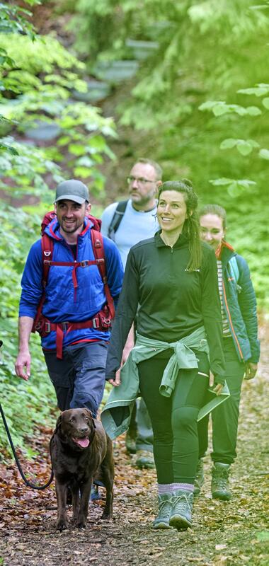 Fotoshooting Wandern - Florian Trykowski
Wandern durch Wald und Weinberge, Hügel-Sofa, Wandern mit Aussicht, evtl. Wandern am See (Bernhardsweiher), Vesper-Pause