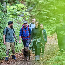 Fotoshooting Wandern - Florian Trykowski
Wandern durch Wald und Weinberge, Hügel-Sofa, Wandern mit Aussicht, evtl. Wandern am See (Bernhardsweiher), Vesper-Pause | © (c)floriantrykowski.de