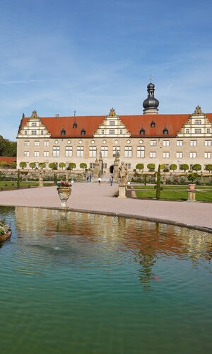 Schloss und Schlossgarten Weikersheim mit dem Herkulesbrunnen

SoMe Reise Liebliches Taubertal "Route der Genüsse" 2023 | Creator: Susanne Maier (@blackdotswhitespots)