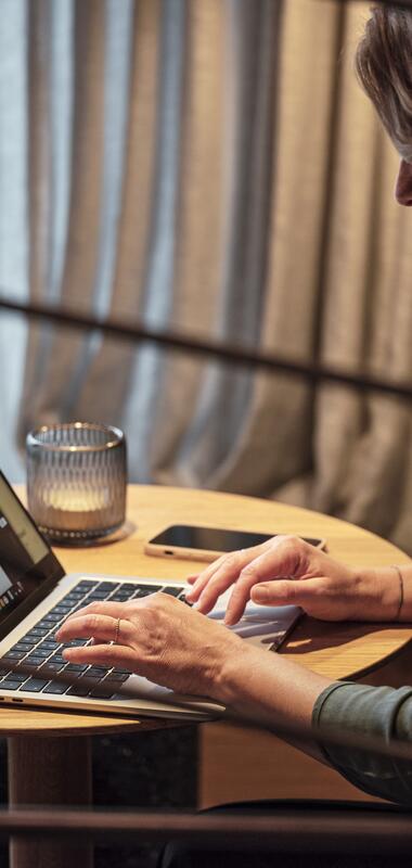 Austausch zwischen zwei Kollegen im Hotel Maier in Friedrichshafen

MICE-Shooting Nachhaltigkeit TMBW 2024