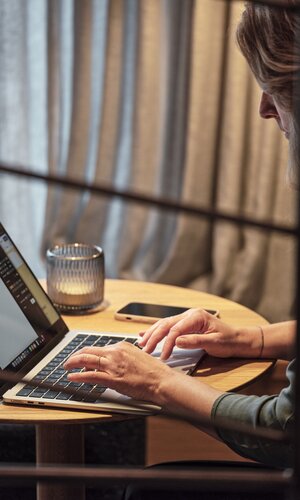 Austausch zwischen zwei Kollegen im Hotel Maier in Friedrichshafen

MICE-Shooting Nachhaltigkeit TMBW 2024