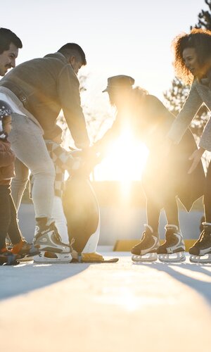 Eislaufen auf der Kunsteisbahn in Heddesheim, Baden-Württemberg, Deutschland im Winter,