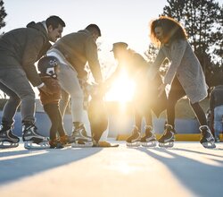 Eislaufen auf der Kunsteisbahn in Heddesheim, Baden-Württemberg, Deutschland im Winter,