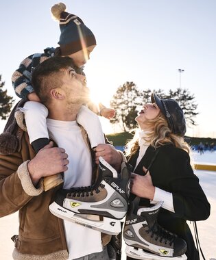Eislaufen auf der Kunsteisbahn in Heddesheim, Baden-Württemberg, Deutschland im Winter,