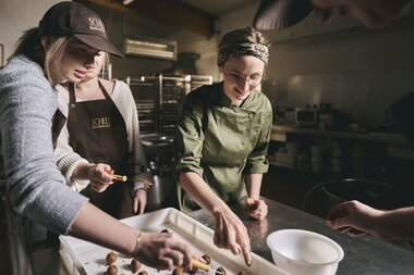 Schokoladenmanufaktur Schell in Gundelsheim im Odenwald,
Schokoladenmanufaktur Schell in Gundelsheim am Neckar - Wein & Schokolade, Pralinenseminare & Café in der historischen Altstadt Gundelsheim | Odenwald & HeilbronnerLand, Neckartal, Baden-Württemberg, Deutschland