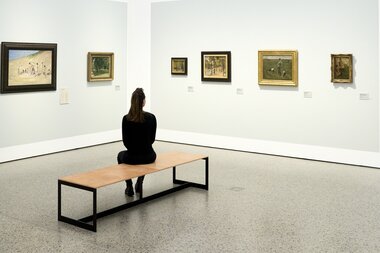 Museum Würth 2 in Künzelsau, Hohenlohe, Baden Württemberg, Deutschland

Besucherin betrachtet die ausgestellte Kunst.