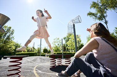 Am Spielplatz in Schwarzach, Odenwald, Baden-Württemberg, Deutschland | © Stefan Leitner