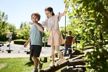 Am Spielplatz in Schwarzach, Odenwald, Baden-Württemberg, Deutschland | © Stefan Leitner