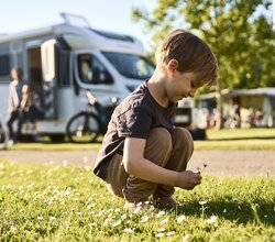 Binau, Odenwald, Baden-Württemberg, Deutschland
Familie mit Fahrrädern und Wohnmobil auf dem Campingplatz. 
Fortuna Camping, Binau, Odenwald, Baden-Württemberg, Deutschland | © Stefan Leitner