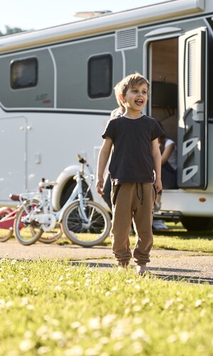 Binau, Odenwald, Baden-Württemberg, Deutschland
Familie mit Fahrrädern und Wohnmobil auf dem Campingplatz. 
Fortuna Camping, Binau, Odenwald, Baden-Württemberg, Deutschland | © Stefan Leitner
