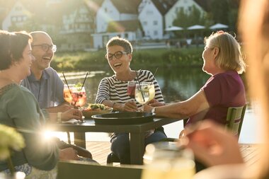 Eppingen im HeilbronnerLand, Baden-Württemberg, Deutschland
Eppingen im HeilbronnerLand, Baden-Württemberg, Deutschland, 
im Weiherpark - Seeterrasse mit Weiherbistro, Sundowner
Image Essen & Trinken - Schmeck den Süden | Weiherbistro auf den Seeterrassen im Weiherpark Eppingen | HeilbronnerLand & Kraichgau-Stromberg, Baden-Württemberg, Deutschland | © Stefan Leitner