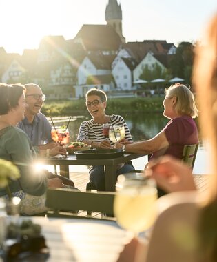 Eppingen im HeilbronnerLand, Baden-Württemberg, Deutschland
Eppingen im HeilbronnerLand, Baden-Württemberg, Deutschland, 
im Weiherpark - Seeterrasse mit Weiherbistro, Sundowner
Image Essen & Trinken - Schmeck den Süden | Weiherbistro auf den Seeterrassen im Weiherpark Eppingen | HeilbronnerLand & Kraichgau-Stromberg, Baden-Württemberg, Deutschland | © Stefan Leitner
