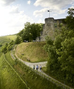 Blick auf Burgruine Lichteneck mit Wanderern, Ingelfingen, Baden-Württemberg, Deutschland