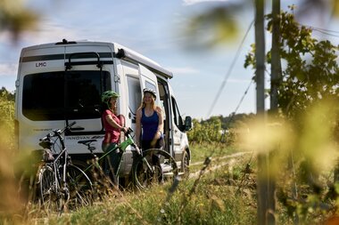 Radfahren im Weinberg in Külsheim, Taubertal, Baden-Württemberg, Deutschland | © Stefan Leitner