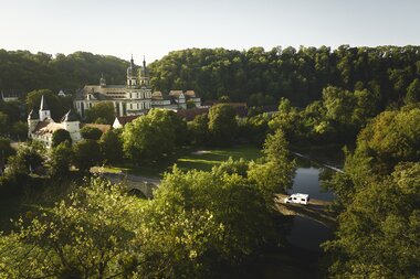 Schöntal, Jagsttal, Hohenlohe, Baden-Württemberg, Deutschland

Ein Wohnmobil fährt über die Jagstbrücke zum Kloster Schöntal