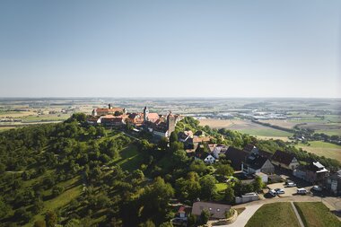 Waldenburg, Hohenlohe, Baden-Württemberg, Deutschland

Luftkurort Waldenburg, höchste Erhebung im Hohenlohekreis

Luftaufnahme mit Lachnersturm, Stadtkirche und Schloss und weitem Blick auf die Hohenloher Ebene