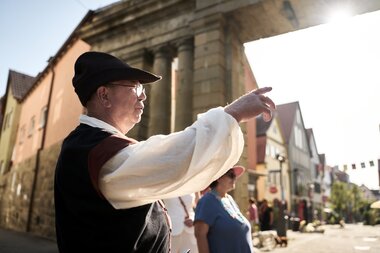 Stadtführung in Öhringen, Hohenlohe, Baden-Württemberg, Deutschland

Themenführung mit Günter Patzelt, am Oberen Tor | © Stefan Leitner