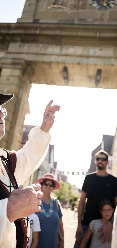Stadtführung in Öhringen, Hohenlohe, Baden-Württemberg, Deutschland

Themenführung mit Günter Patzelt am Oberen Tor | © Stefan Leitner