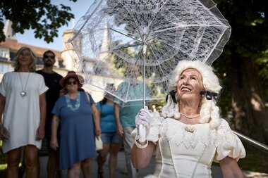 Stadtführung in Öhringen, Hohenlohe, Baden-Württemberg, Deutschland

Themenführung mit einer barocken Hofdame im Hofgarten Öhringen | © Stefan Leitner