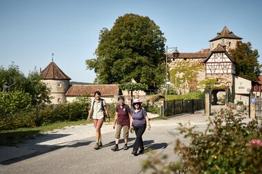 Schloss Stetten in Künzelsau, Hohenlohe, Baden-Württemberg, Deutschland

Wanderer nach der Besichtigung der Burganlage Schloß Stetten | © Stefan Leitner