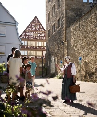 Stadtführung in Öhringen, Hohenlohe, Baden-Württemberg, Deutschland

Eine Öhringer Bürgerfrau erzählt Gesichten bei einer Führung. | © Stefan Leitner