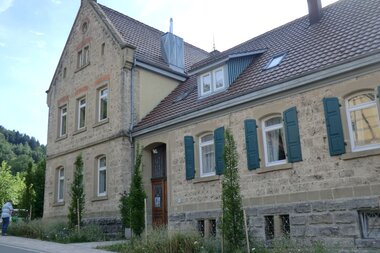 Außenansicht der alten Schule mit Natursteinen | © Touristikgemeinschaft Hohenlohe e. V. | Ferienwohnung Alte Schule