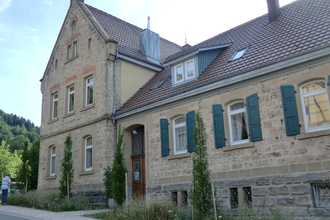 Außenansicht der alten Schule mit Natursteinen | © Touristikgemeinschaft Hohenlohe e. V. | Ferienwohnung Alte Schule
