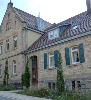 Außenansicht der alten Schule mit Natursteinen | © Touristikgemeinschaft Hohenlohe e. V. | Ferienwohnung Alte Schule