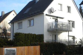 Die Ferienwohnung liegt im Erdgeschoss eines weißen Hauses | © Touristikgemeinschaft Hohenlohe e. V. | Ferienwohnung APETRO