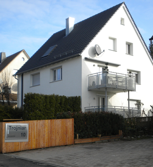 Die Ferienwohnung liegt im Erdgeschoss eines weißen Hauses | © Touristikgemeinschaft Hohenlohe e. V. | Ferienwohnung APETRO