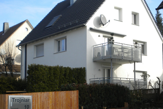 Die Ferienwohnung liegt im Erdgeschoss eines weißen Hauses | © Touristikgemeinschaft Hohenlohe e. V. | Ferienwohnung APETRO