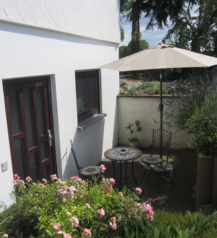 Terrasse mit Spnnenschirm und Möbeln | © Touristikgemeinschaft Hohenlohe e. V.  |  Appartement Künzelsau