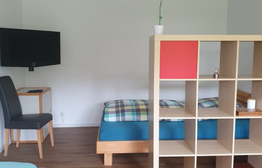 Wohnzimmer mit Doppelbett | © Touristikgemeinschaft Hohenlohe e. V.  | Appartement Künzelsau