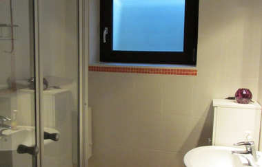 Badezimmer mit Dusche und WC | © Touristikgemeinschaft Hohenlohe e. V.  |  Appartement Künzelsau