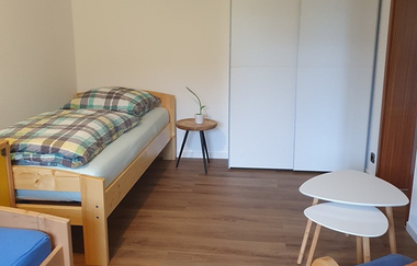 Schlafzimmer mit zwei Einzelbetten | © Touristikgemeinschaft Hohenlohe e. V.  | Appartement Künzelsau