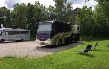 Stellplatz mit Wohnmobil und Liegewiese | © Touristikgemeinschaft Hohenlohe e. V. | Wohnmobilstellplatz HEICamp