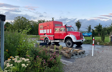 Umgebautes Feuerwehrauto als Wohnmobil | © Touristikgemeinschaft Hohenlohe e. V. | Wohnmobilstellplatz HEICamp