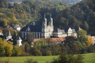 Die Klosteranlage von außen mit ihren charakteristischen Kirchtürmen | © Touristikgemeinschaft Hohenlohe e. V. | Bildungshaus Kloster Schöntal