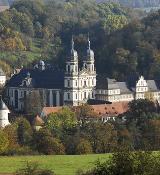 Die Klosteranlage von außen mit ihren charakteristischen Kirchtürmen | © Touristikgemeinschaft Hohenlohe e. V. | Bildungshaus Kloster Schöntal