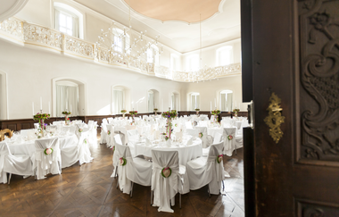 Der Saal ist festlich mit Tischdecken und weißen Hussen für eine Feier geschmückt | © Touristikgemeinschaft Hohenlohe e. V.  | Bildungshaus Kloster Schöntal