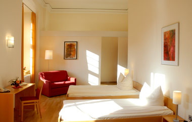 Im einigen Zimmergibt es zwei getrennte Betten, einen Schreibtisch und eine Leseecke | © Touristikgemeinschaft Hohenlohe e. V.  | Bildungshaus Kloster Schöntal