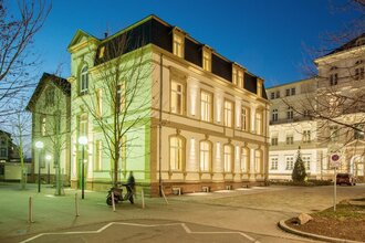 Ansicht auf das Gebäude bei Dämmerung | © Boardinghouse Luise5