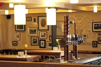 Im Restaurant gibt es eine Bierzapfanlage und historische Bilder hängen an der Wand | © Touristikgemeinschaft Hohenlohe e. V. | Brauereigasthof Krone