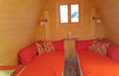 Im Campingpod hast du innen zwei einzelne Betten | © Touristikgemeinschaft Hohenlohe e. V. |  Burgstallhof