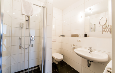 Urlaub auf dem Winzerhof in modernen Gästezimmern | Hofcafé Weingut Kurz | Heilbronn | HeilbronnerLand | © Hofcafé Kurz