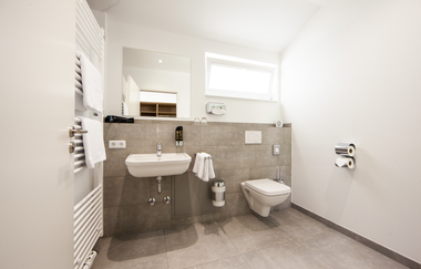 Urlaub auf dem Winzerhof in modernen Gästezimmern | Hofcafé Weingut Kurz | Heilbronn | HeilbronnerLand | © Hofcafé Kurz