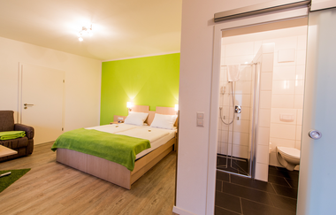 Urlaub auf dem Winzerhof in modernen Gästezimmern | Hofcafé Weingut Kurz | Heilbronn | HeilbronnerLand | © Hofcafé Kurz